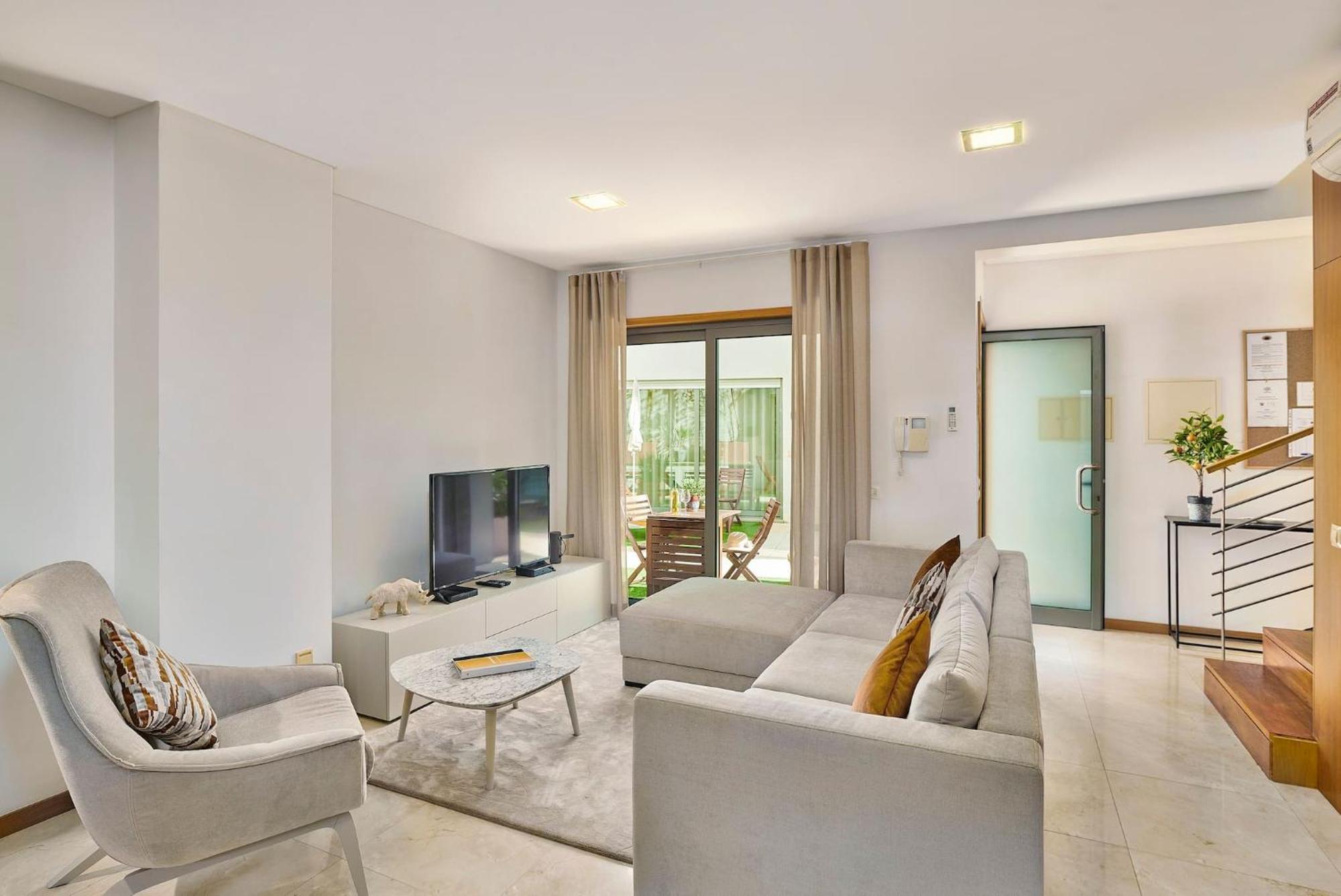 Вилла Stylish Townhouse In Tavira Centre, Shared Pool Экстерьер фото